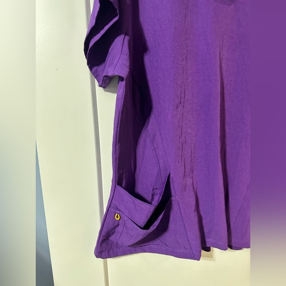 Vibrant purple like new Wonder Wink scrub top for healthcare workers nurses etc - Picture 8 of 9